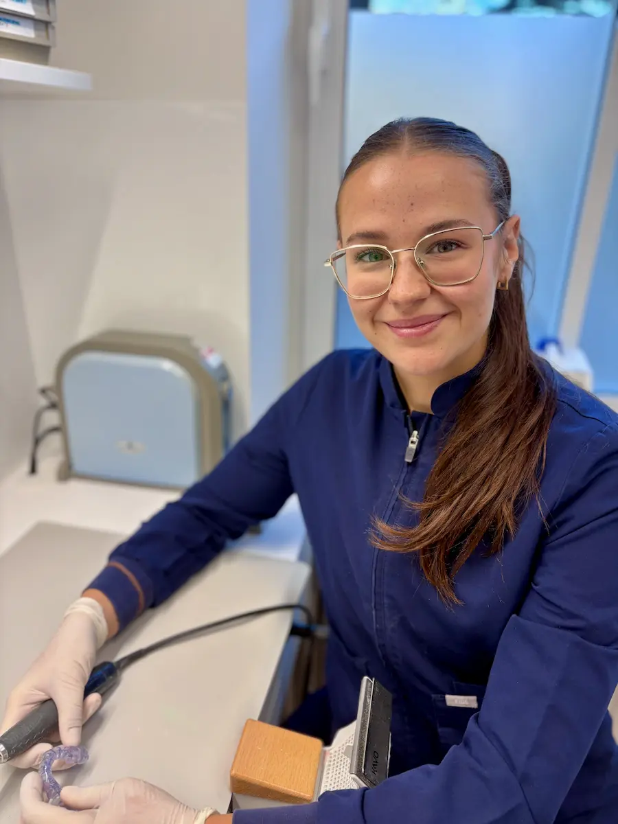 Laura im 3D-Drucklabor der Zahnarztpraxis Dr. Vogtner