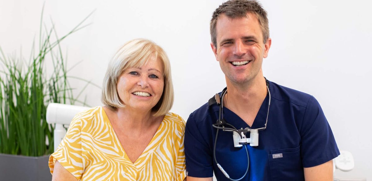 Dr. Andreas Vogtner mit einer Patientin nach der Behandlung