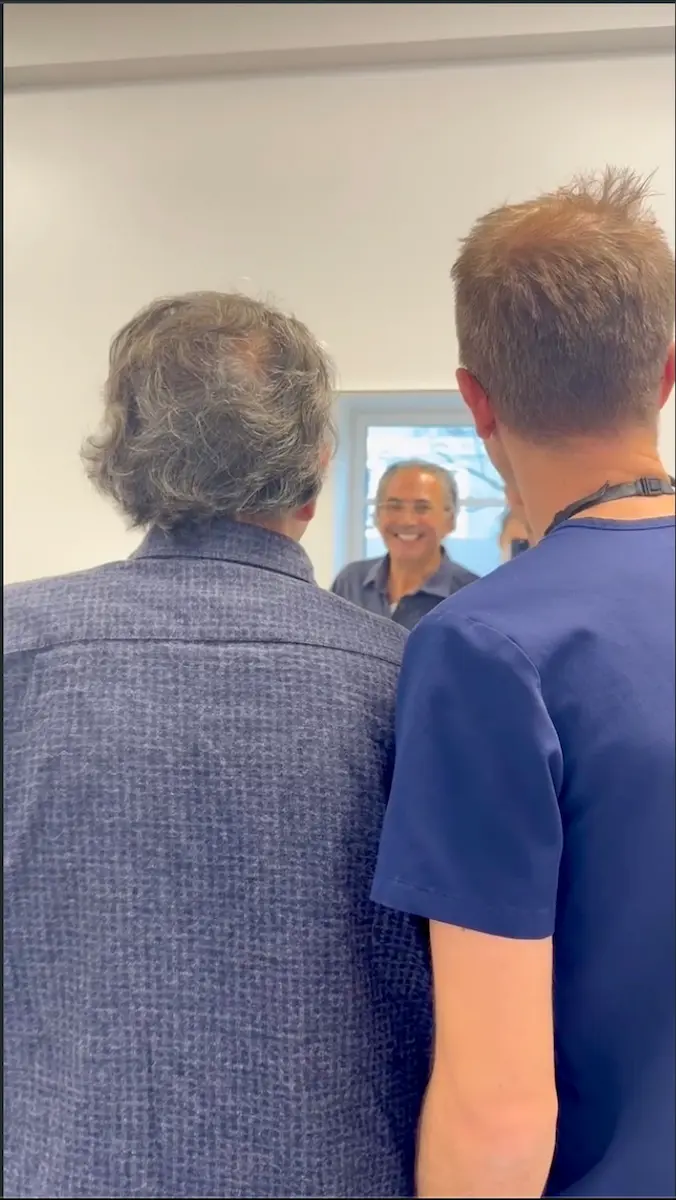 Cemil und Dr. Vogtner beim Blick in den Spiegel nach der Behandlung