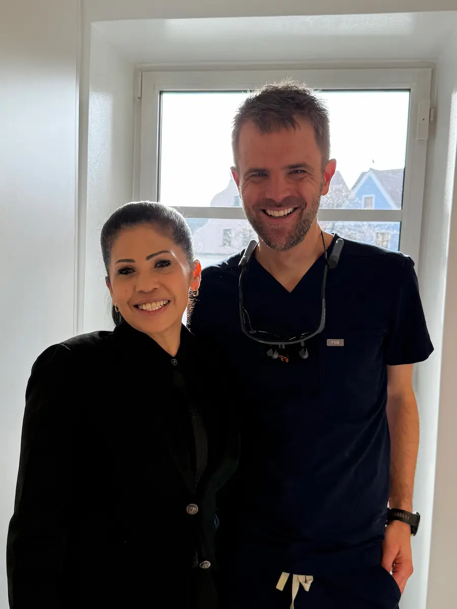 Patientin mit Dr. Andreas Vogtner nach erfolgreicher Implantatbehandlung