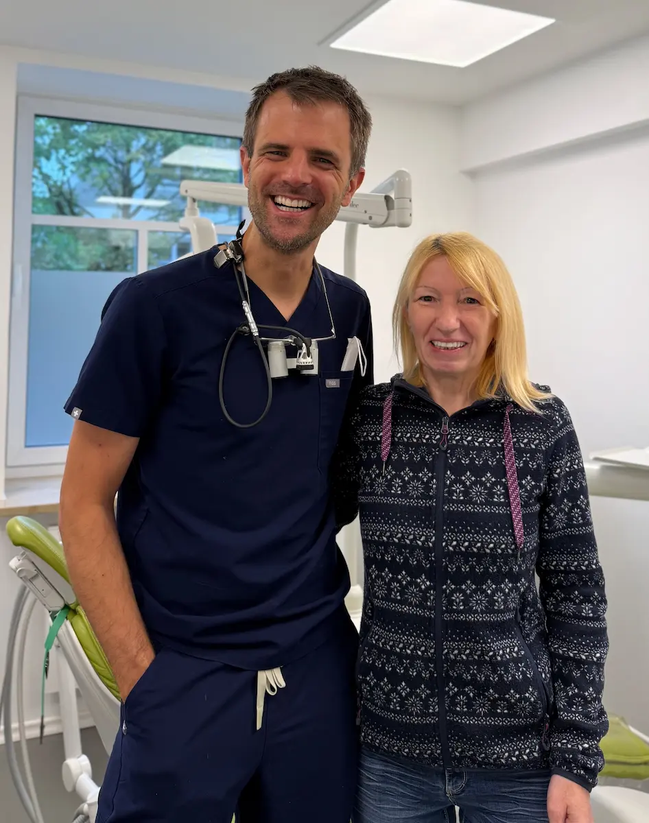 Patientin mit Dr. Andreas Vogtner nach erfolgreicher Implantatbehandlung