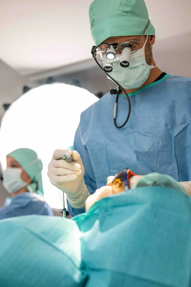 Dr. Andreas Vogtner bei der Implantat-Operation