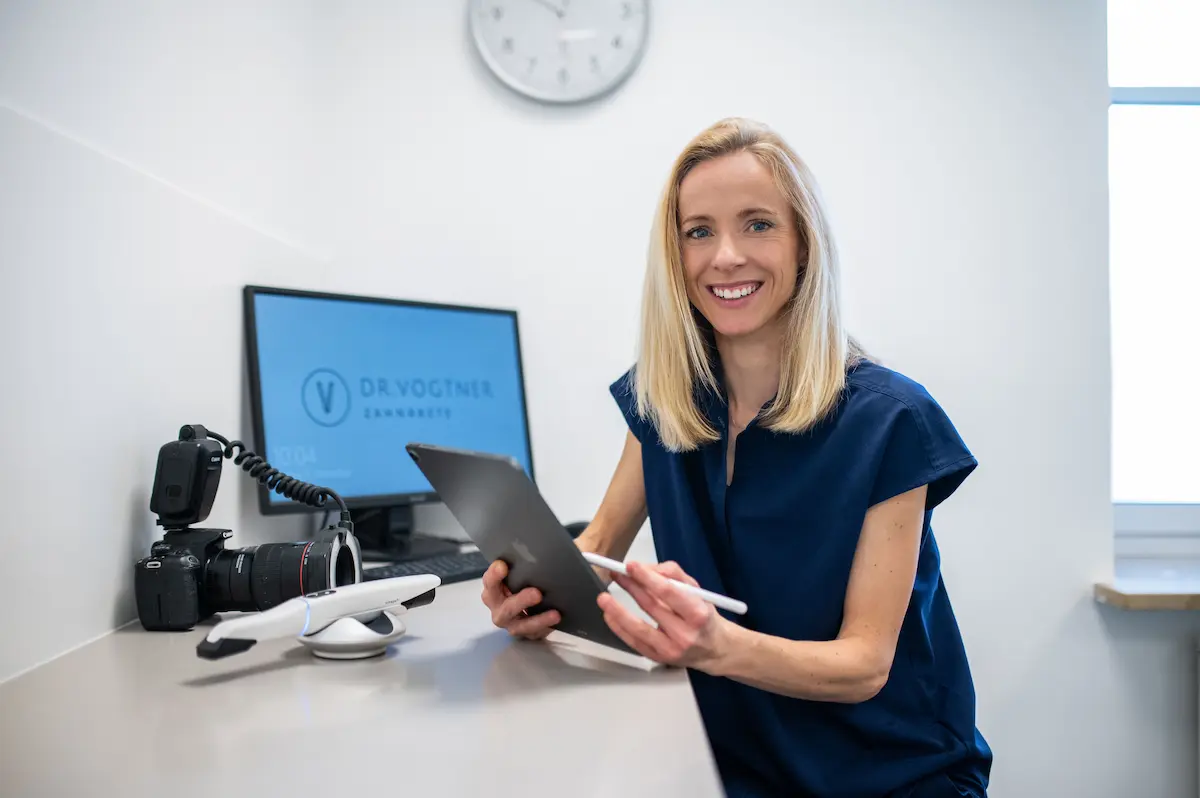 Dr. Barbara Vogtner mit 3Shape-Scanner bei der digitalen Kieferdiagnostik