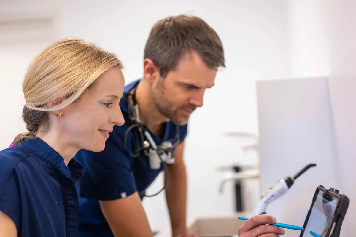 Dr. Vogtner und Assistentin bei der digitalen Implantat-Planung für All-on-6